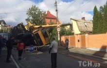 В Киеве на Печерске строительный кран упал на жилой дом (фото)