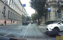 Во Львове автомобиль патрульной полиции сбил женщину на пешеходном переходе (видео)