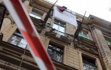 У центрі Одеси обвалився балкон разом з жінкою, яка вийшла полити квіти