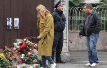 Люди несуть квіти до місця загибелі поліцейських та управління патрульної поліції у Дніпрі (фоторепортаж)