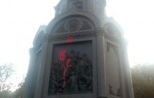 У Києві вандали облили пам'ятник Володимиру Великому червоною фарбою (фото)