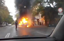У центрі Одеси під час руху загорілася маршрутка (фото, відео)