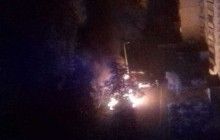 У Харкові в дворі багатоповерхівки згоріли одразу п’ять автомобілів: в ДСНС припускають підпал (відео)