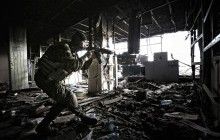 У Москві на виставці облили фарбою фото, присвячені війні на Донбасі