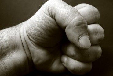 На Уманщині голова місцевої фракції Слуги народу цинічно побив депутата-волонтера на могилі батька