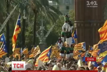 Сотни тысяч каталонцев требовали отделения от Испании на улицах Барселоны