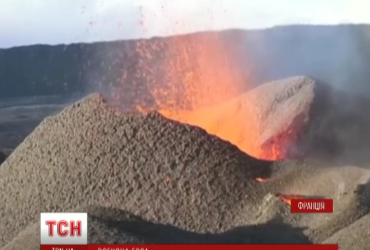 Извержение вулкана Питон-де-ла-Фурнез привлекает на остров Реюньон сотни туристов