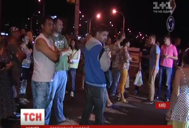 Кияни перекрили рух транспорту поблизу станції метро "Героїв Дніпра"