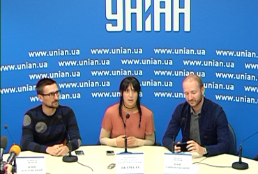 Під час зйомки кліпу місцеві жителі підгодовували команду медом і поїли трав'яним чаєм