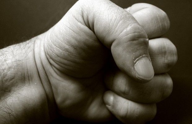 Під Києвом жорстоко побили директора відомої української співачки (фото)