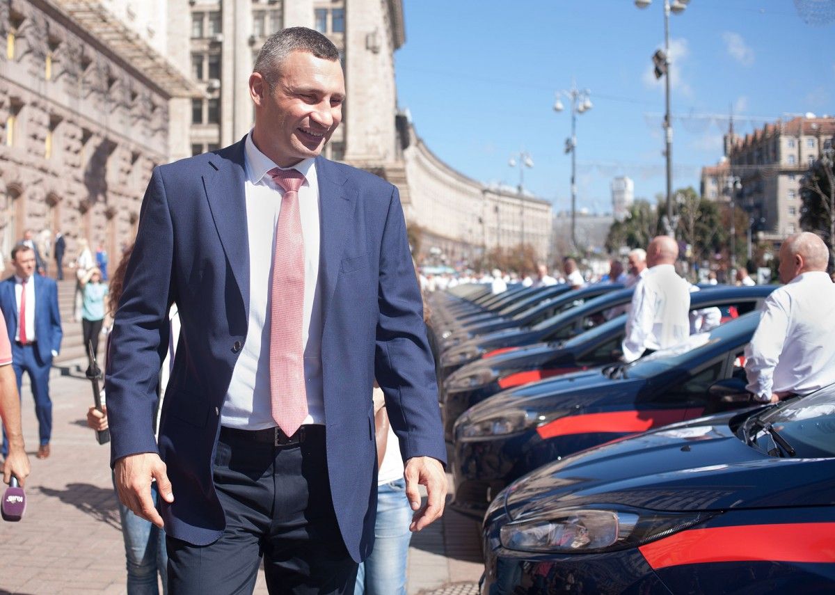 Віталій Кличко під час передачі авто / Фото kievcity.gov.ua Віталій Кличко під час передачі авто / Фото kievcity.gov.ua