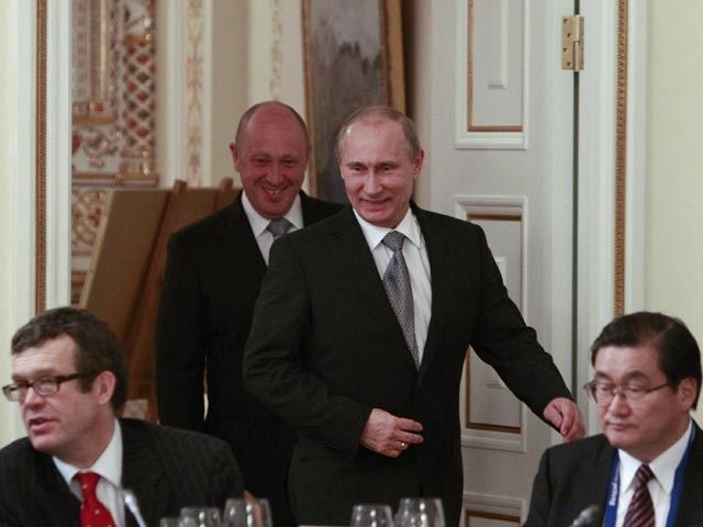 Евгений Пригожин (позади Путина) имеет политические амбиции / фото скриншот видео