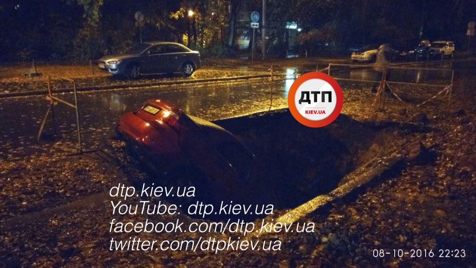 Яма поглотила Chevrolet / facebook.com/dtp.kiev.ua Яма поглотила Chevrolet / facebook.com/dtp.kiev.ua