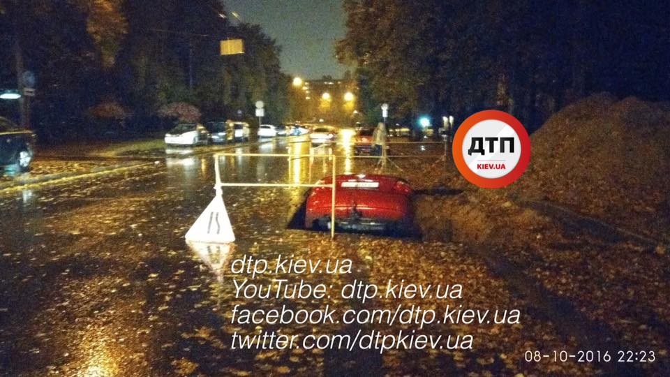 В Киеве автомобиль улетел в разрытую яму / facebook.com/dtp.kiev.ua В Киеве автомобиль улетел в разрытую яму / facebook.com/dtp.kiev.ua