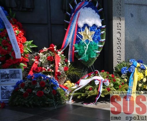 Український вінок покладений представниками дипломатичної місії поруч з вінками Український вінок покладений представниками дипломатичної місії поруч з вінками