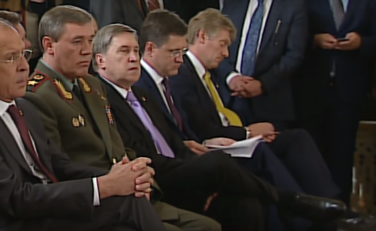 Песков уснул по время пресс-конференции / Скриншот Песков уснул по время пресс-конференции / Скриншот