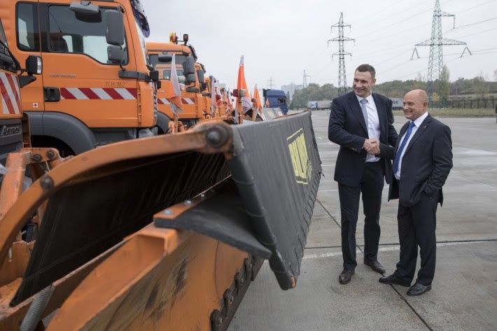 Віталій Кличко під час отримання техніки / Фото kievcity.gov.ua Віталій Кличко під час отримання техніки / Фото kievcity.gov.ua