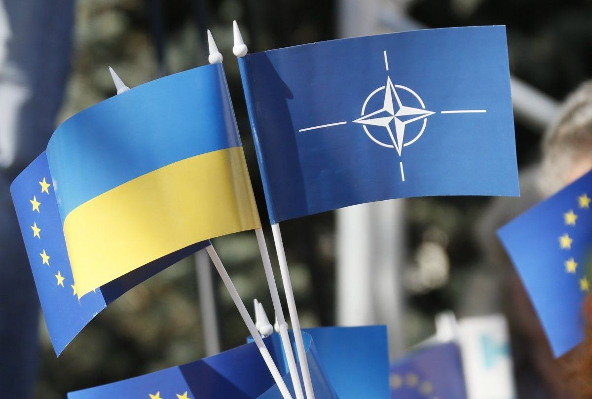 КСУ разрешил закрепить в Конституции курс на вступление в НАТО и ЕС / фото УНИАН