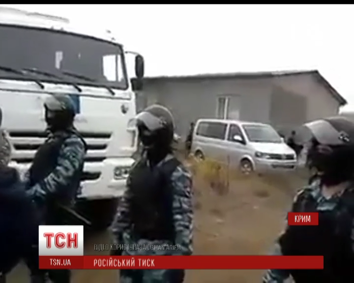 Російські силовики провели обшуки в оселях кримських татар / скріншот Російські силовики провели обшуки в оселях кримських татар / скріншот