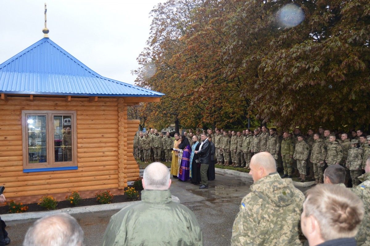 На території військової частини в Тернополі відкрили молитовну каплицю/ Фото УНІАН На території військової частини в Тернополі відкрили молитовну каплицю/ Фото УНІАН