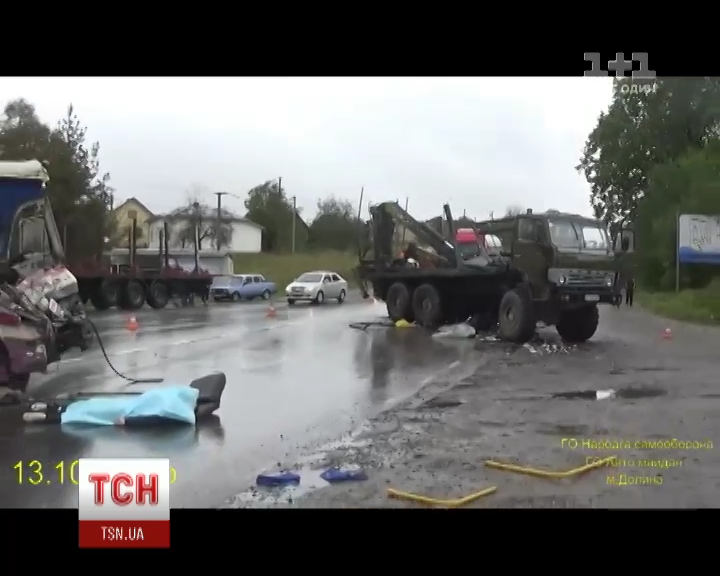 Вантажівка їхала назустріч автобусу й несподівано перед ним повернула / скріншот Вантажівка їхала назустріч автобусу й несподівано перед ним повернула / скріншот