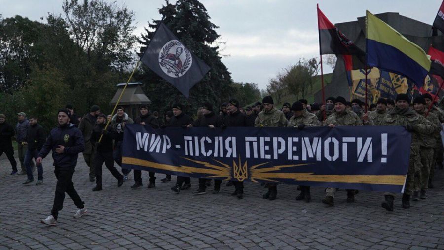 Участники собрания выстроились в большую колонну / Фото azov.press Участники собрания выстроились в большую колонну / Фото azov.press