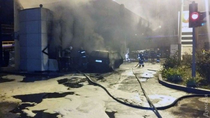 В Одессе машина врезалась АЗС и взорвалась / Думская В Одессе машина врезалась АЗС и взорвалась / Думская