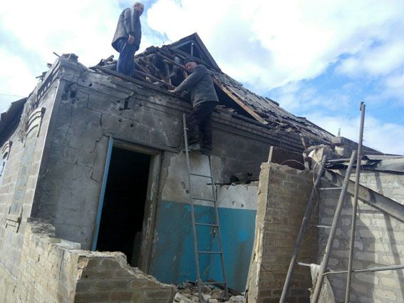 Последствия ночного обстрела боевиками Марьинки / dn.npu.gov.ua Последствия ночного обстрела боевиками Марьинки / dn.npu.gov.ua