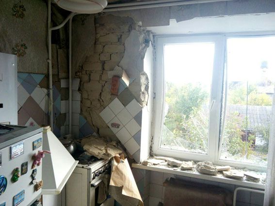 Наслідки нічного обстрілу бойовиками Мар'їнки / Photo from dn.npu.gov.ua Наслідки нічного обстрілу бойовиками Мар'їнки / Photo from dn.npu.gov.ua