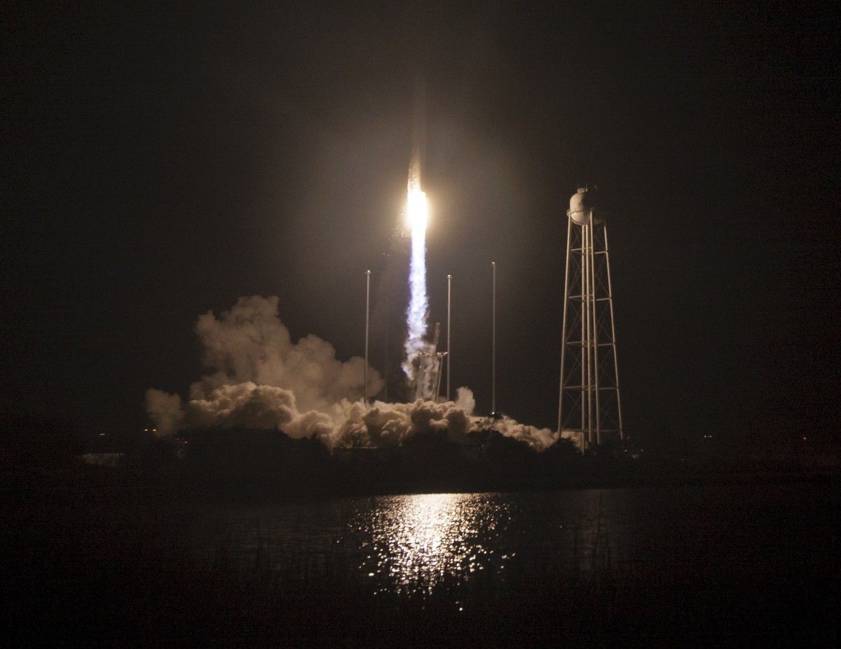 В ночь на 18 октября ракета-носитель Antares с украинским двигателем успешно стартовала с космодрома в США / Фото Courtesy Bill Ingalls/NASA/Handout via REUTERS