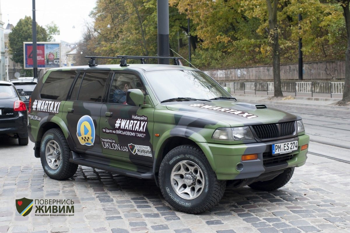 Во Львове волонтеры работают на военном такси (фото) Во Львове волонтеры работают на военном такси (фото)