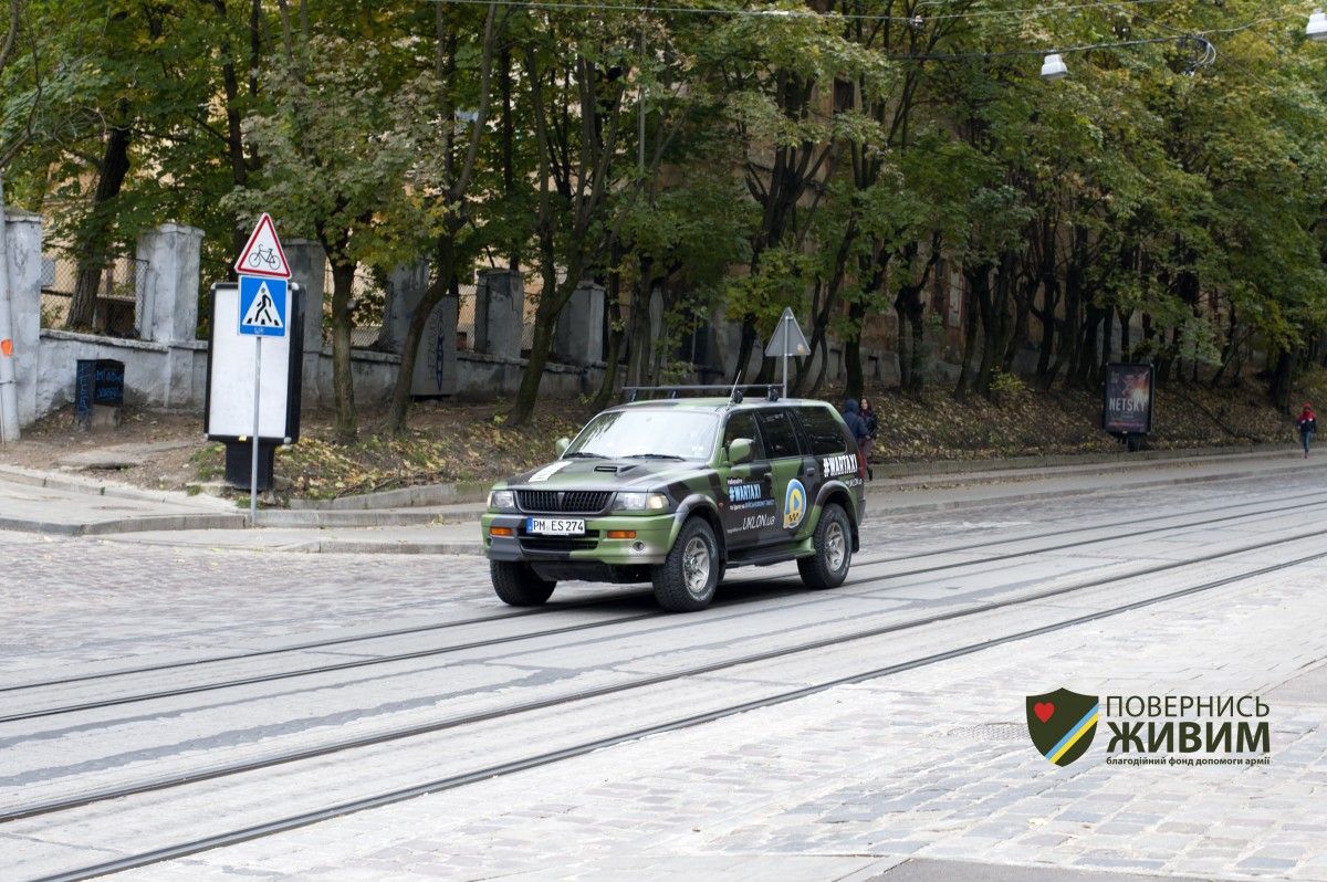 Во Львове волонтеры работают на военном такси (фото) Во Львове волонтеры работают на военном такси (фото)