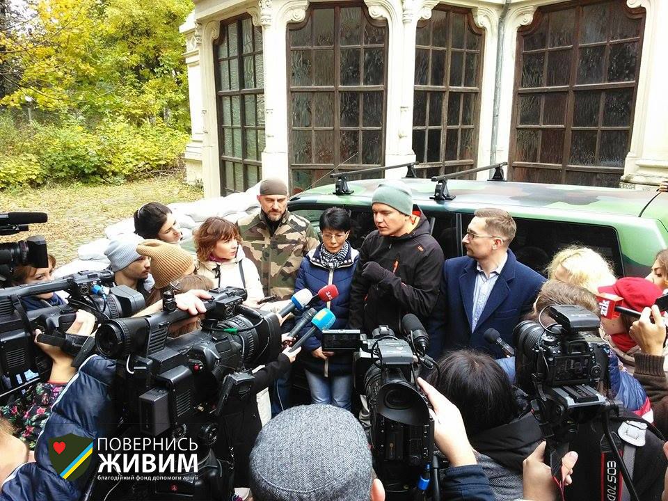 Во Львове волонтеры работают на военном такси (фото) Во Львове волонтеры работают на военном такси (фото)