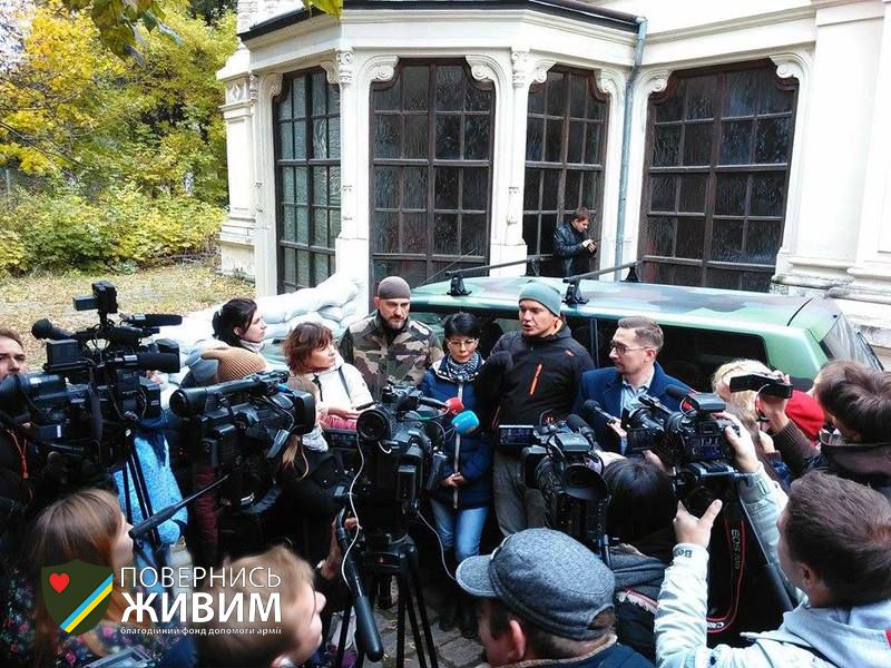 Во Львове волонтеры работают на военном такси (фото) Во Львове волонтеры работают на военном такси (фото)