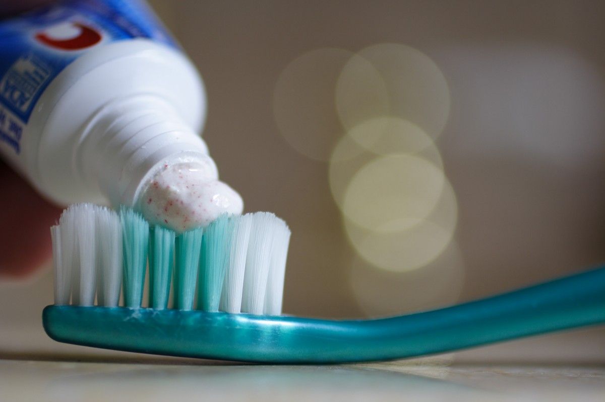 По словам стоматолога, для качественной чистки зубов паста не имеет большого значения / Фото: derstandard.at
