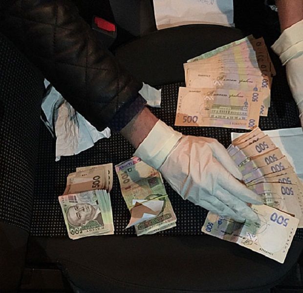 В автомобиле чиновника нашли 42 тысячи гривень / npu.gov.ua В автомобиле чиновника нашли 42 тысячи гривень / npu.gov.ua