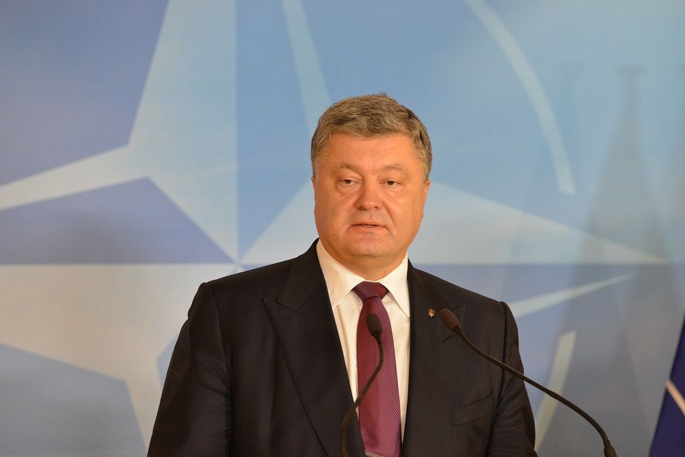 Порошенко заявив, що втілення "дорожньої карти" дозволить повернути суверенітет на окупований Донбас / УНІАН Порошенко заявив, що втілення "дорожньої карти" дозволить повернути суверенітет на окупований Донбас / УНІАН