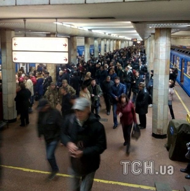 В Киеве под поезд в метро упал человек / ТСН В Киеве под поезд в метро упал человек / ТСН
