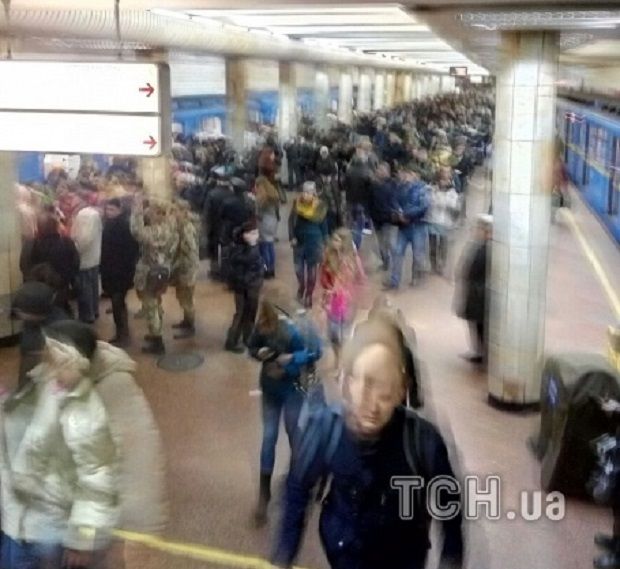 У Києві під потяг метро упала людина / ТСН У Києві під потяг метро упала людина / ТСН