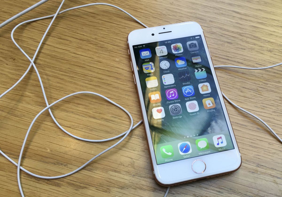 Apple решила обновить старые iPhone, в том числе iPhone 7 / фото REUTERS