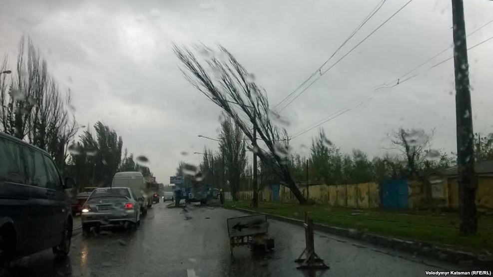 Киян попередили про сильні пориви вітру / Радио Свобода Киян попередили про сильні пориви вітру / Радио Свобода