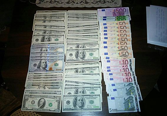 Поліцейські вилучили понад 18 тисяч фальшивих доларів США / dp.npu.gov.ua Поліцейські вилучили понад 18 тисяч фальшивих доларів США / dp.npu.gov.ua