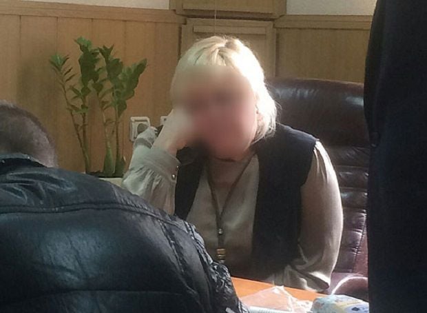 Податківця затримали у службовому кабінеті / Фото npu.gov.ua Податківця затримали у службовому кабінеті / Фото npu.gov.ua