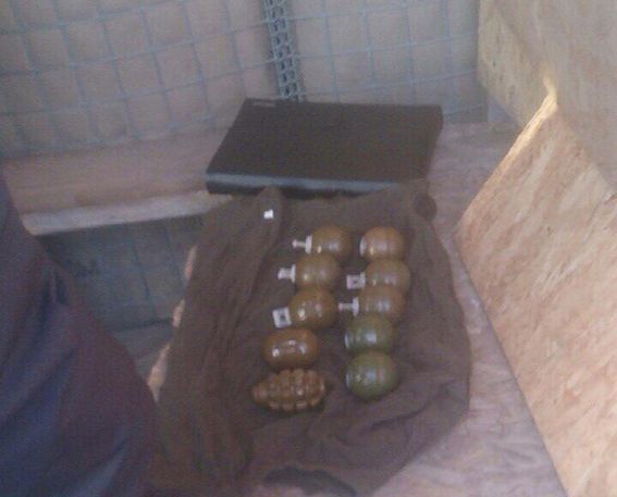 У пасажирок вилучено гранати Ф-1, РГД-5, 8 гранат РГН і 10 запалів до них / dp.npu.gov.ua У пасажирок вилучено гранати Ф-1, РГД-5, 8 гранат РГН і 10 запалів до них / dp.npu.gov.ua