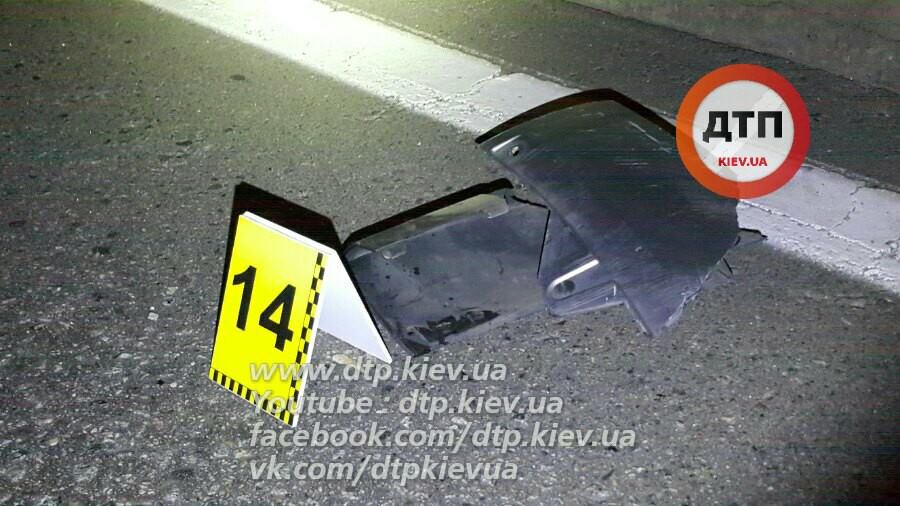 У столиці чоловіка переїхали кілька авто / facebook.com/dtp.kiev.ua У столиці чоловіка переїхали кілька авто / facebook.com/dtp.kiev.ua