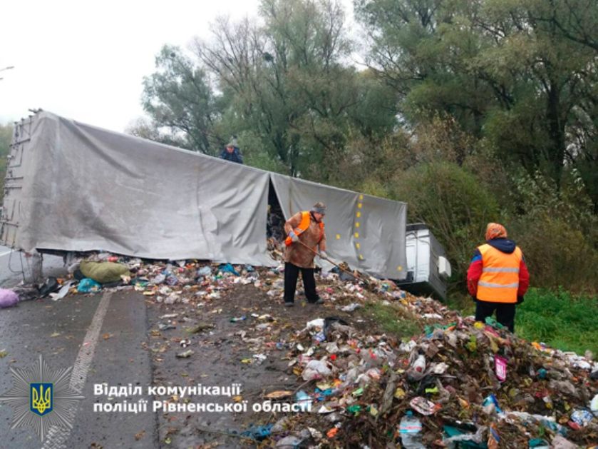 У фуры колесо отстрелилось, что привело к опрокидыванию / Фото rv.npu.gov.ua У фуры колесо отстрелилось, что привело к опрокидыванию / Фото rv.npu.gov.ua