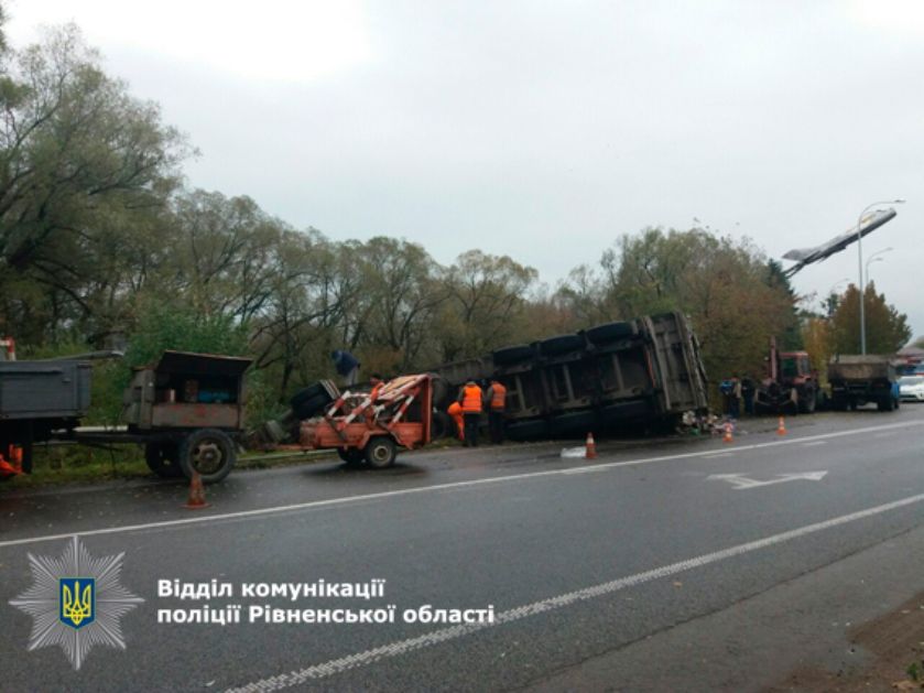 У фуры колесо отстрелилось, что привело к опрокидыванию / Фото rv.npu.gov.ua У фуры колесо отстрелилось, что привело к опрокидыванию / Фото rv.npu.gov.ua