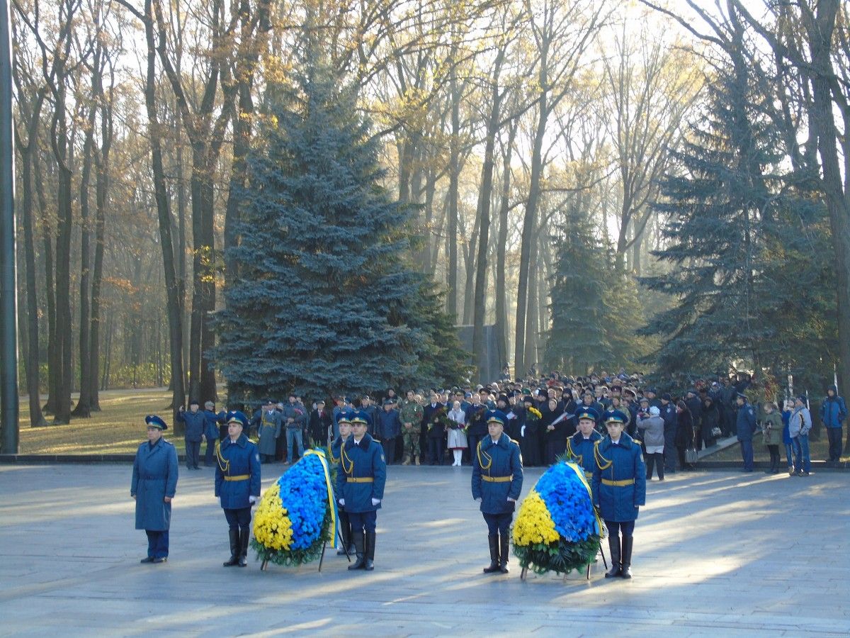 вшанувати пам'ять загиблих у Другій світовій війні за звільнення України прийшли представники обласної та міської влади, депутати / kharkivoda.gov.ua вшанувати пам'ять загиблих у Другій світовій війні за звільнення України прийшли представники обласної та міської влади, депутати / kharkivoda.gov.ua