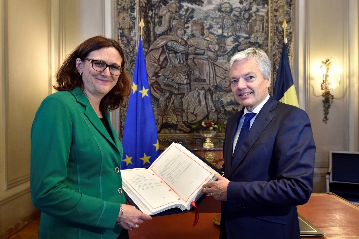 Міністр закордонних справ Бельгії Рейндерс і Комісар ЄС з торгівлі Мальмстрем / REUTERS Міністр закордонних справ Бельгії Рейндерс і Комісар ЄС з торгівлі Мальмстрем / REUTERS
