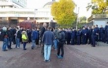 Вбивство міліціонерів у Києві: підозрюваних, яких мали відпустити на волю, автозаками відвезли до суду (фото, відео)